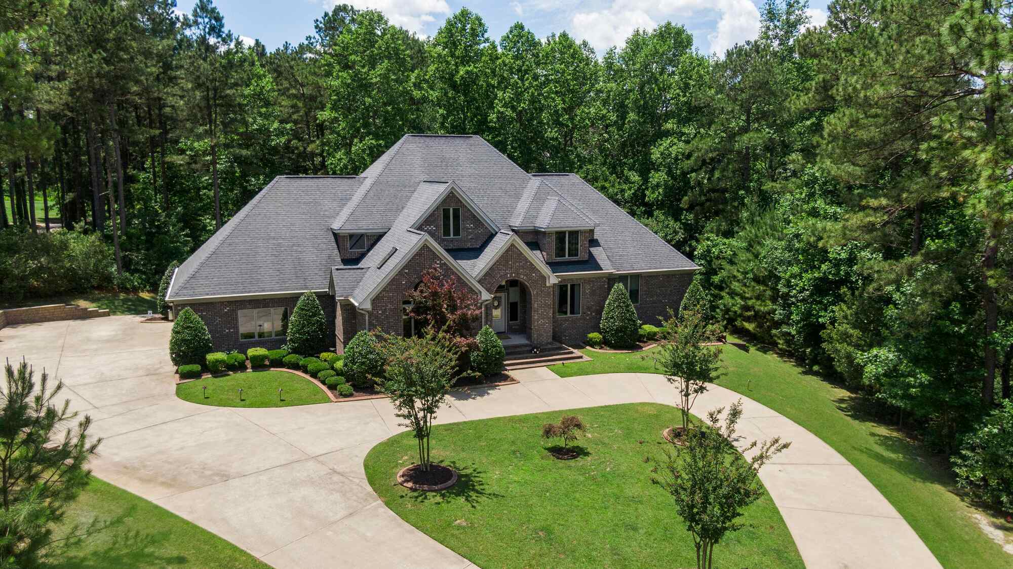 Large custom brick home with circular driveway by Metzler Construction in Perkasie, PA - Stock Image