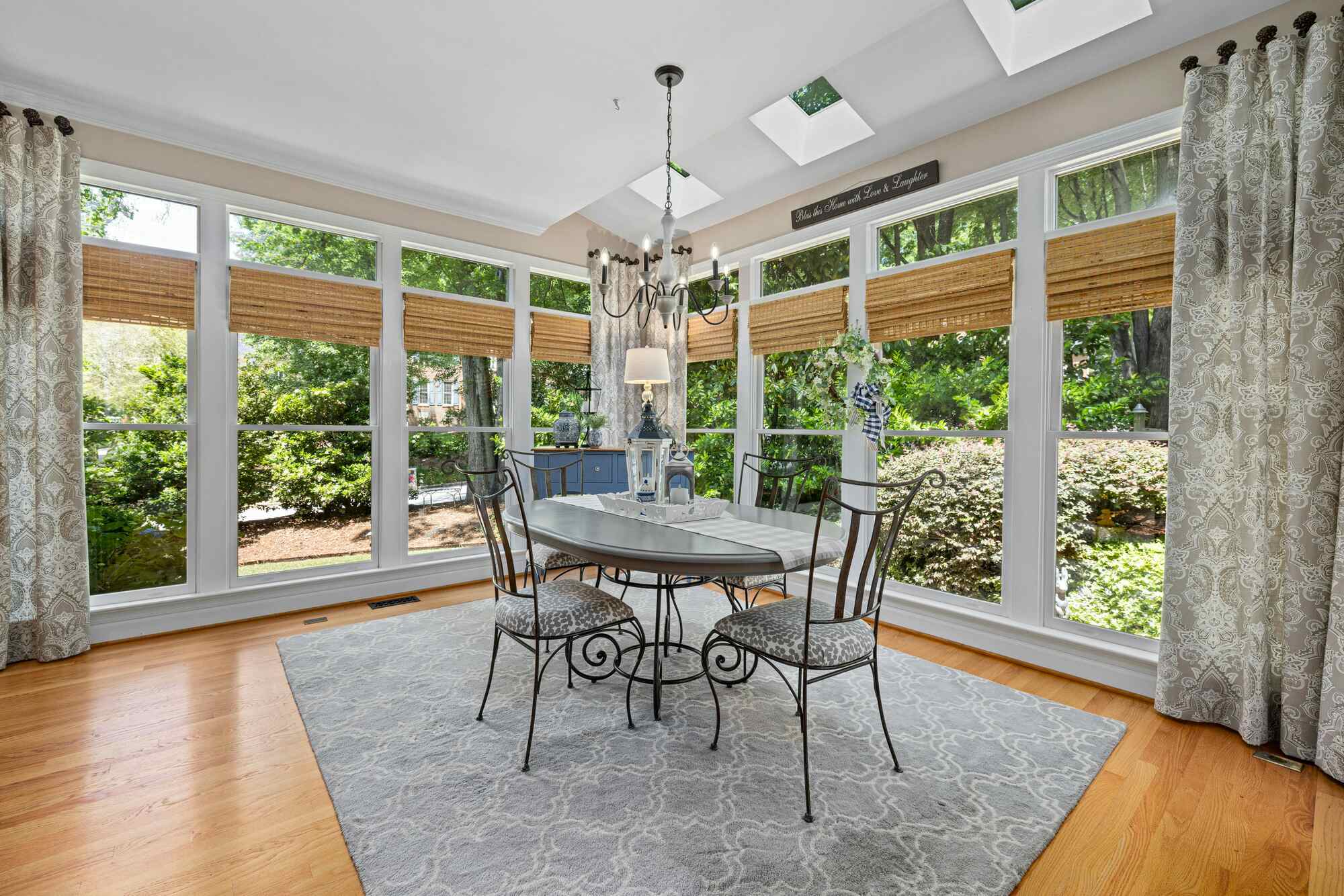 Light-filled breakfast nook with wraparound windows in a custom home by Metzler Construction, Perkasie, PA - Stock Image