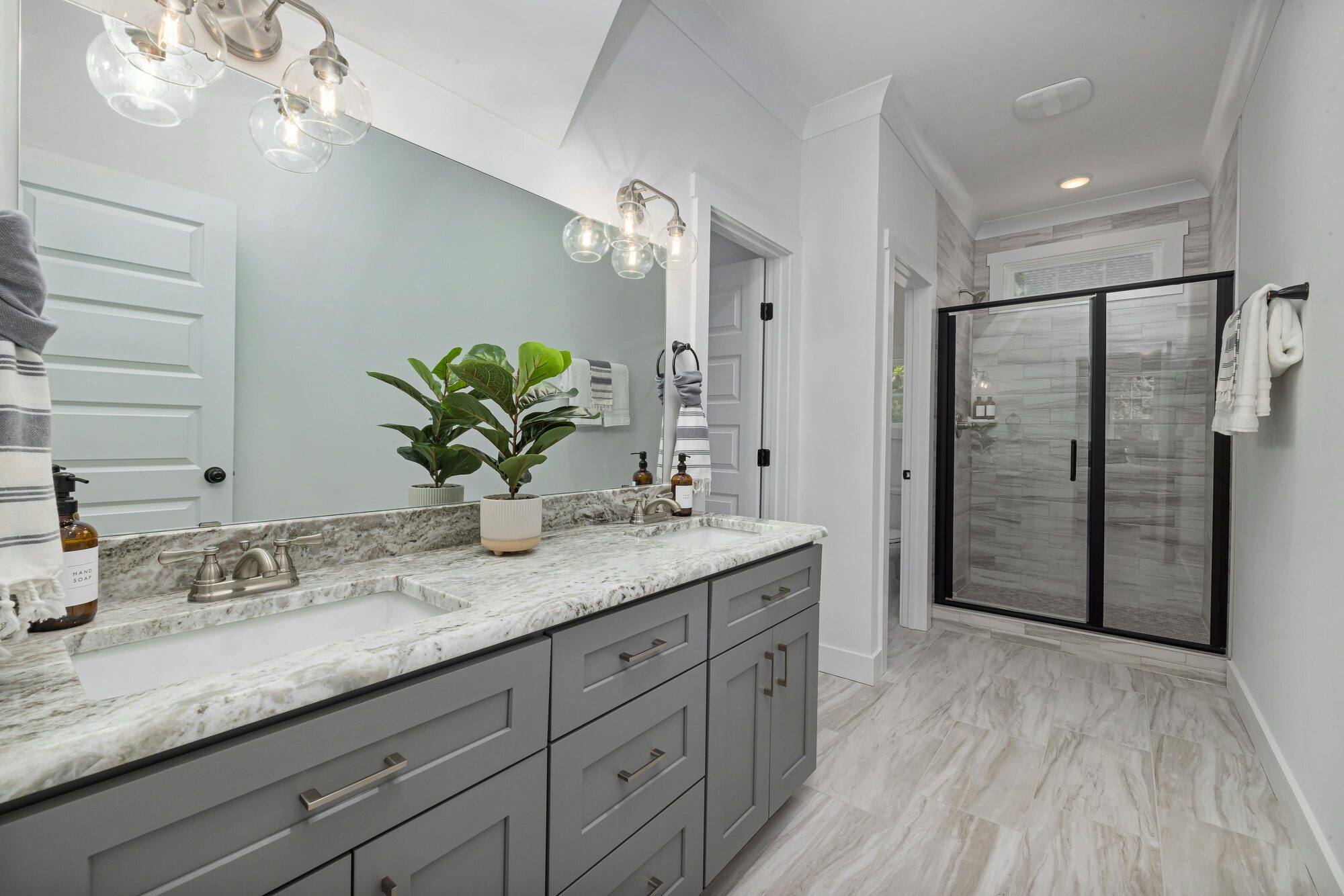 Metzler Construction custom bathroom with white quartz countertop and modern vanity in Perkasie, PA - Stock Image