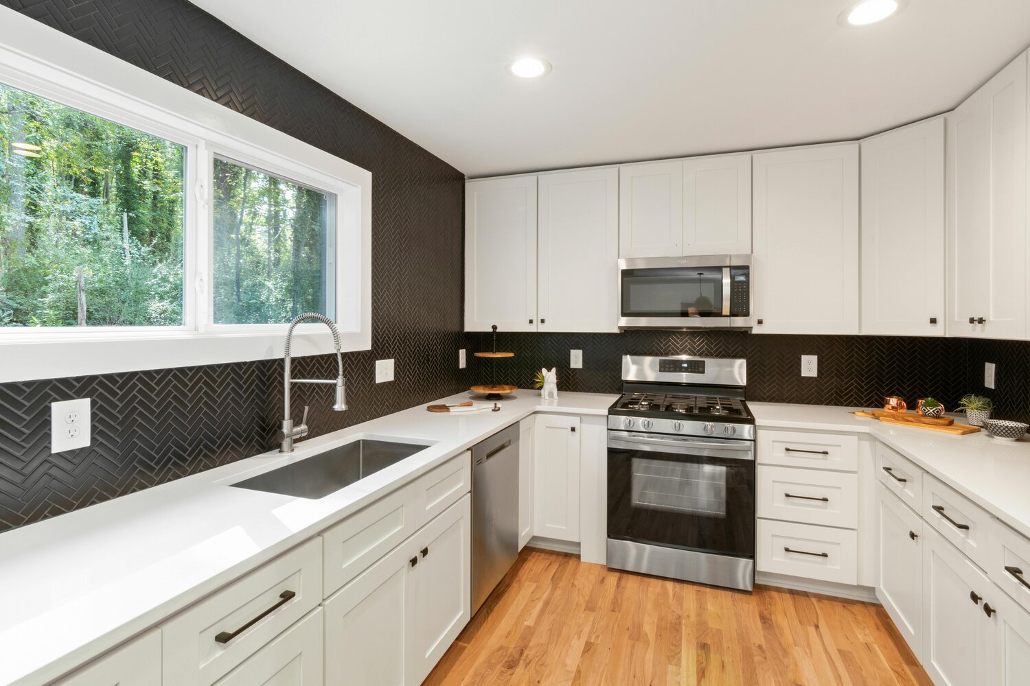 Contemporary kitchen with black herringbone backsplash in Metzler Construction’s Perkasie project - Stock Image